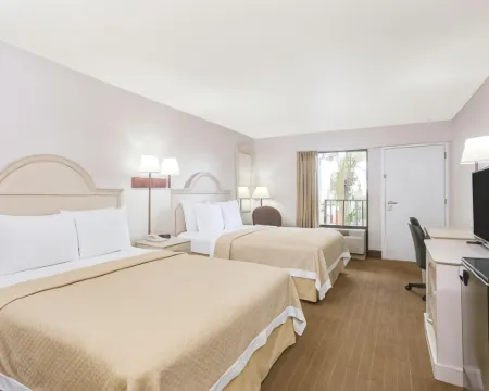 Days Inn & Suites by Wyndham Navarre - Near Beaches/Hurlburt Hotels in Santa Rosa County