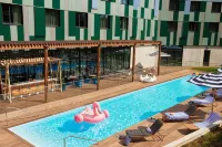 Moxy Sophia Antipolis - piscina