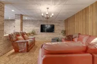 Huge 3 Story House Minutes From The Lake!