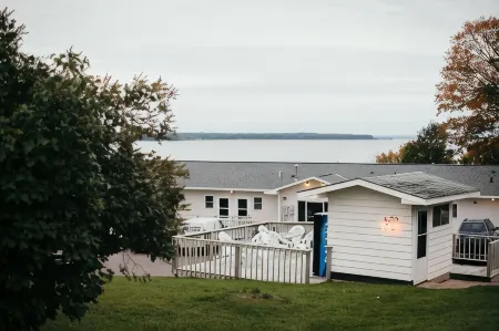 Seagull Bay Motel Отели рядом с достопримечательностью «Apostle Islands Rustic Makwa Den»
