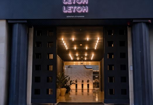 세비야 구시가지의 매력적인 골목길 전경