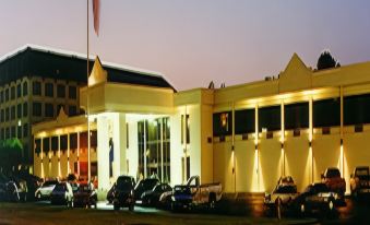 Trade Winds Central Inn