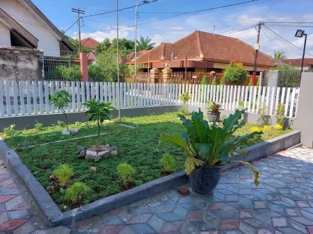 Omah Mee Homestay Jember Отели рядом с достопримечательностью «Patung Triumviraat Universitas Jember»