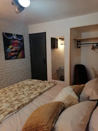 Maison Deco Pop Et Chaleureuse Avec Spa, Sauna Отели рядом с достопримечательностью «Calais Lighthouse»