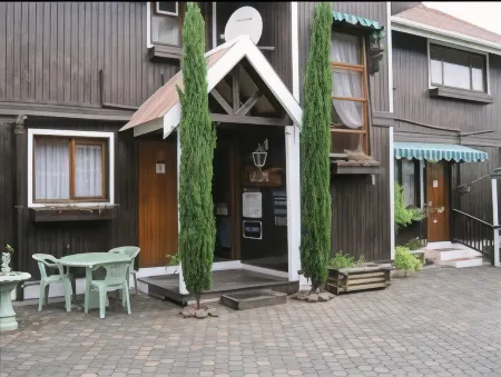 Lakeside Accommodation Отели в г. Книсна