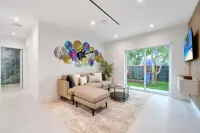 Luxury the Rock & Music Villa Miami!/ Baby Items/ BBQ/ Playground/ Work Area
