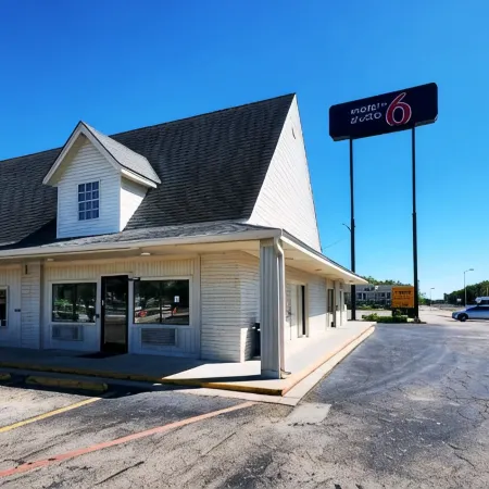 Motel 6 Webster, TX - Houston - NASA Lake