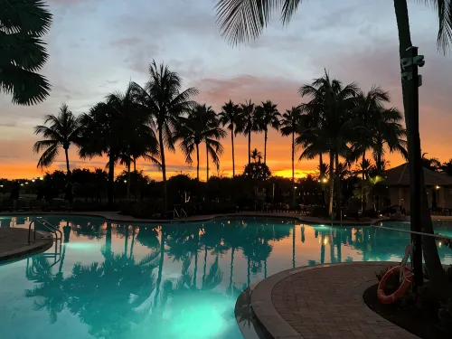 RESORT STYLE  POOLS, TIKI BAR, TENNIS COURTS, MOVIE THEATER, GYM & MORE! - Bungalows