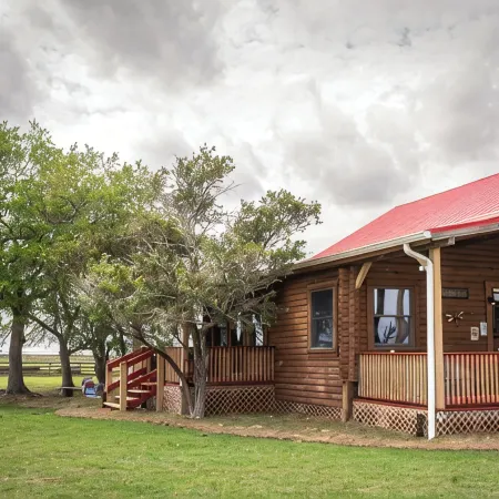 Peaceful Farm Cabin Getaway, 2BR w/ WiFi, AC & Sunrise Views