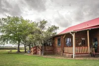 Peaceful Farm Cabin Getaway, 2BR w/ WiFi, AC & Sunrise Views