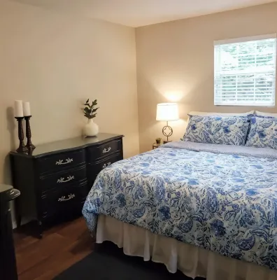 Upscale Bungalow walk less than a mile from downtown Hendersonville