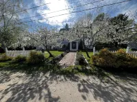 Charming 4-bedroom house with game room loft, WiFi and AC in Wells near harbor