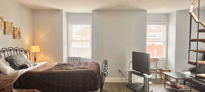 Downtown studio apartment with ROOFTOP DECK Hotels in Bloomington