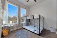 The Cacti House - Hot Tub, Game Room, Cactus Mural, Minutes from Downtown Dallas - Bungalows