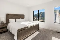 Luxurious Ski-In/Ski out adjacent Ski Slope side!