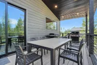 Magnificent 5 bedroom with Theater Room, AC, Hot Tub and Paved Roads - Boutique