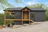 The Lookout at Table Rock Lake - Luxurious Stay - Hot Tub - Bring Your Boat!!