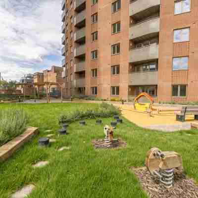 Modern 2-Bed Apartment Near Heathrow w/Parking Others