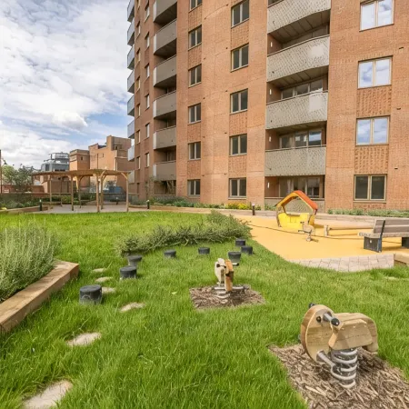 Modern 2-Bed Apartment Near Heathrow w/Parking Отели в г. Стейнес