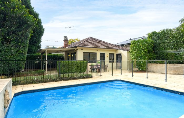 Luxury Family Retreat with Pool | Pymble Station