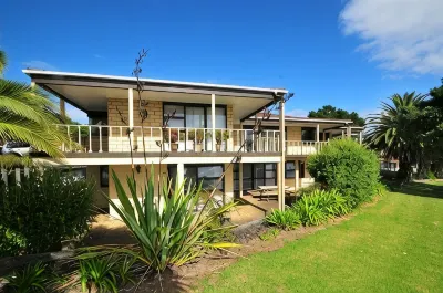 Half Moon Bay Motel Hotels near Howick