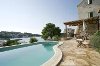 Villa Bonaca - Heated Pool, Harbour Views & Steps to Sea I Sumartin, Brač - วิลล่า