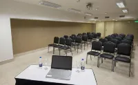 Arc Arenales Studios & Suites - Kitchen