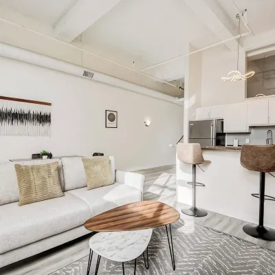 CozySuites at the Block Отели рядом с достопримечательностью «Концертная площадка Old National Centre»
