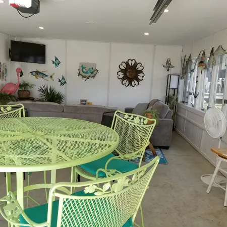 Spacious Yet Cozy, Newly Remodeled Home Steps Away from the Surf Ballroom. Отели в г. Клир Лейк