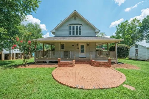 Charming Lakefront Cottage with Beach & Pier