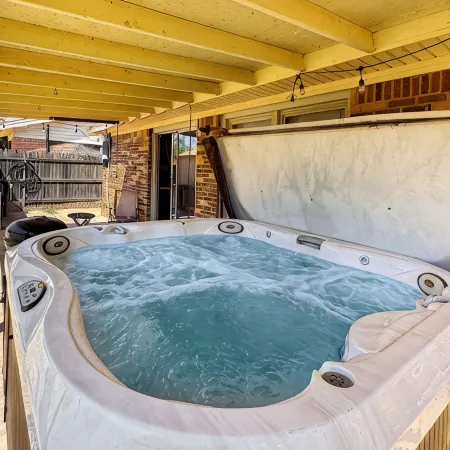 Charming 3-bedroom Texas Tech house with AC and fitness room in Lubbock