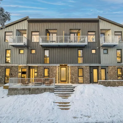 Mont Blanc Chalet –Mount Buller Chalet Walk to Lifts. Sleeps 12 エミレーツ周辺のホテル