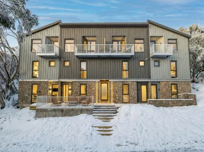 Mont Blanc Chalet –Mount Buller Chalet Walk to Lifts. Sleeps 12 Hotels near Lydia's