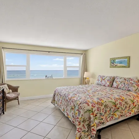 Top Floor Oceanfront 2Br w/ Balcony at Paradise Beach Club, Unit 447