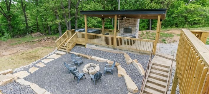 Spacious 5-bedroom just 1 minute from Bennett Spring State Park! Hotels in Laclede County