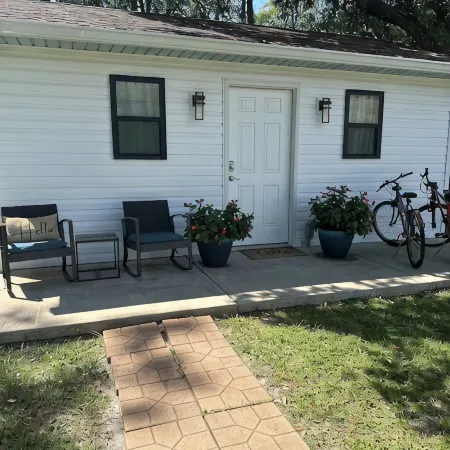 Cozy beach studio within walking distance to the beach.