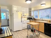 Sunny Cottage, Close to Town & Family Friendly