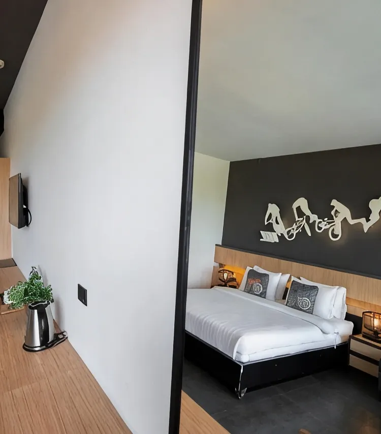 ห้องดีลักซ์ เตียงใหญ่ พร้อมวิวสระว่ายน้ำ