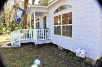 The Cozy Cute Rustic Lodge close to everything. Clean & Spacious- Fire Pit. - Gym