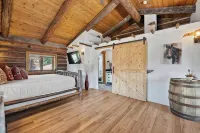Renovated Historic Flagstaff Cabin, Trails, Hot tub - บ้านพักหลังเล็ก