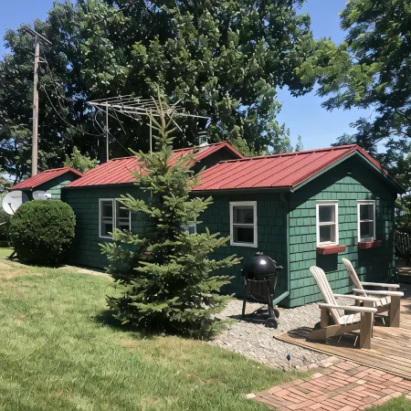 Cozy Cabin with 165 Ft Beach and Wood-Fired Hot Tub! Center of Flx Wine Country!