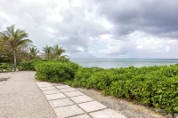 Rum& Little Barron Villa: Your North Side Haven-Beach, Ocean, Garden Views!