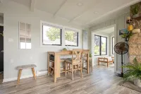 Cozy contemporary Lakefront Cottage