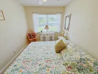 Riverside Retreat - 3 Kayaks, minutes from the beach, shops and great food!