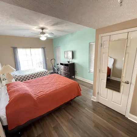 Hum-Dinger, pool, lazy river & 2 hot tubs, Family friendly, 200yards to beach!