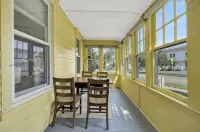 Beautifully renovated 2 Bedroom, 1st Floor apt -Greenport Village, Walk to town!