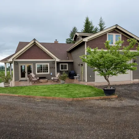 Beautiful house and private apartment, hot tub & sauna, 6 miles from Hood River!