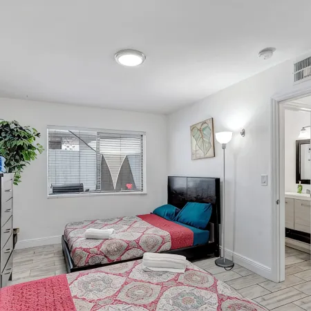 SPACIOUS 2bd, washer/dryer, private patio, grill