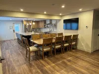 GRAND TRAVERSE GETAWAY Downtown luxury condo 3 blocks from the beach, sleeps 16. - 4 ดาว