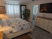The Palm Tree  Waterfront -  Pool Home - Free Heated pool- Pool Table - kayaks